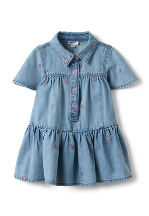 Robe en denim bleu clair pour tout-petit, à manches courtes, col, patte de boutonnage rose, taille froncée, avec de petites imprimés arc-en-ciel roses et verts.