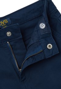 Pantalones infantiles azul marino con cremallera y cierre de botón. Fabricados con un tejido duradero de textura suave y detalles de costura cuidados.