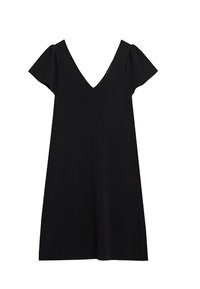 Vestido negro de manga corta con escote en V, mangas acampanadas y silueta en A. Textura suave y sin patrones ni acentos visibles.
