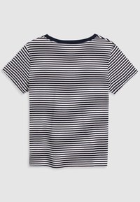 Camiseta de manga corta a rayas en mezcla de navy y crema. Presenta un escote redondo y está confeccionada en suave material de algodón, con rayas horizontales uniformemente espaciadas.