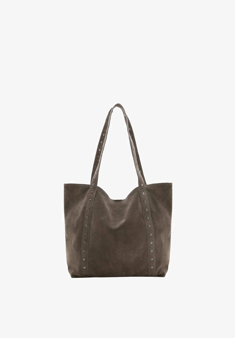 Bolso tote de ante marrón con dos correas para el hombro, decorado con remaches metálicos a lo largo de los laterales y una superficie suave y texturizada.