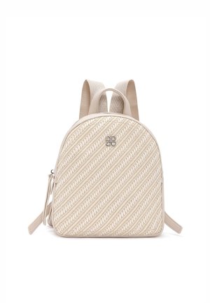 Mały beżowy plecak z przekątnym, tkanym wzorem, dwoma regulowanymi paskami na ramiona, górnym uchwytem oraz srebrnym logo na środku przodu.