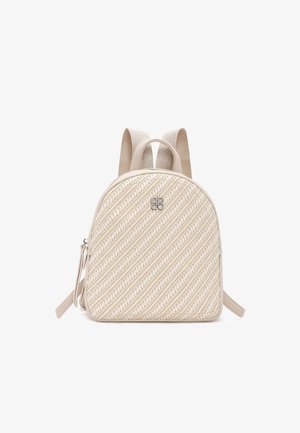 Pequeña mochila beige con patrón diagonal tejido, dos correas de hombro ajustables, asa superior y logo plateado en el centro frontal.