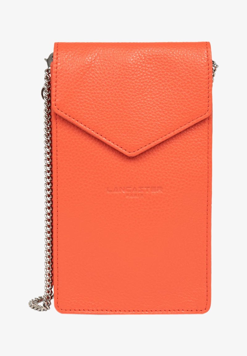 Pochette en cuir orange à porter en bandoulière avec une chaîne, dotée d'un rabat et d'un logo en relief à l'avant. Texture lisse et design minimaliste.