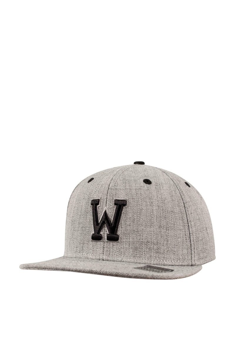 Grå baseballkeps i texturerad tyg, med en svart broderad "W"-logotyp framtill och en platt skärm. Diskreta sömnadsdetaljer.