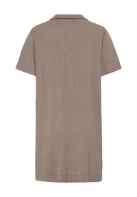 Robe-chemise marron à manches courtes avec col, vue de dos sur fond blanc.