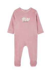 Rosa, weiches, langärmliges Jumpsuit mit Füßchen und rundem Hals. Mit einem bedruckten Katzenmotiv und dem Text „Marie so süß“.
