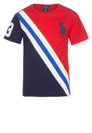 Koszulka Polo Ralph Lauren z krótkim rękawem, z czerwonymi i granatowymi blokami kolorów, białymi i niebieskimi ukośnymi paskami, numerem 3 na rękawie oraz haftowanym logo gracza polo.