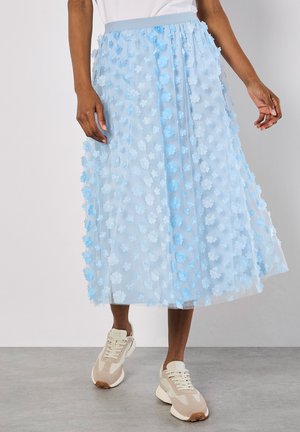 Falda azul clara con un diseño floral hecha de tela de tul en capas, con aplicaciones de flores elevadas y una cinturilla elástica.