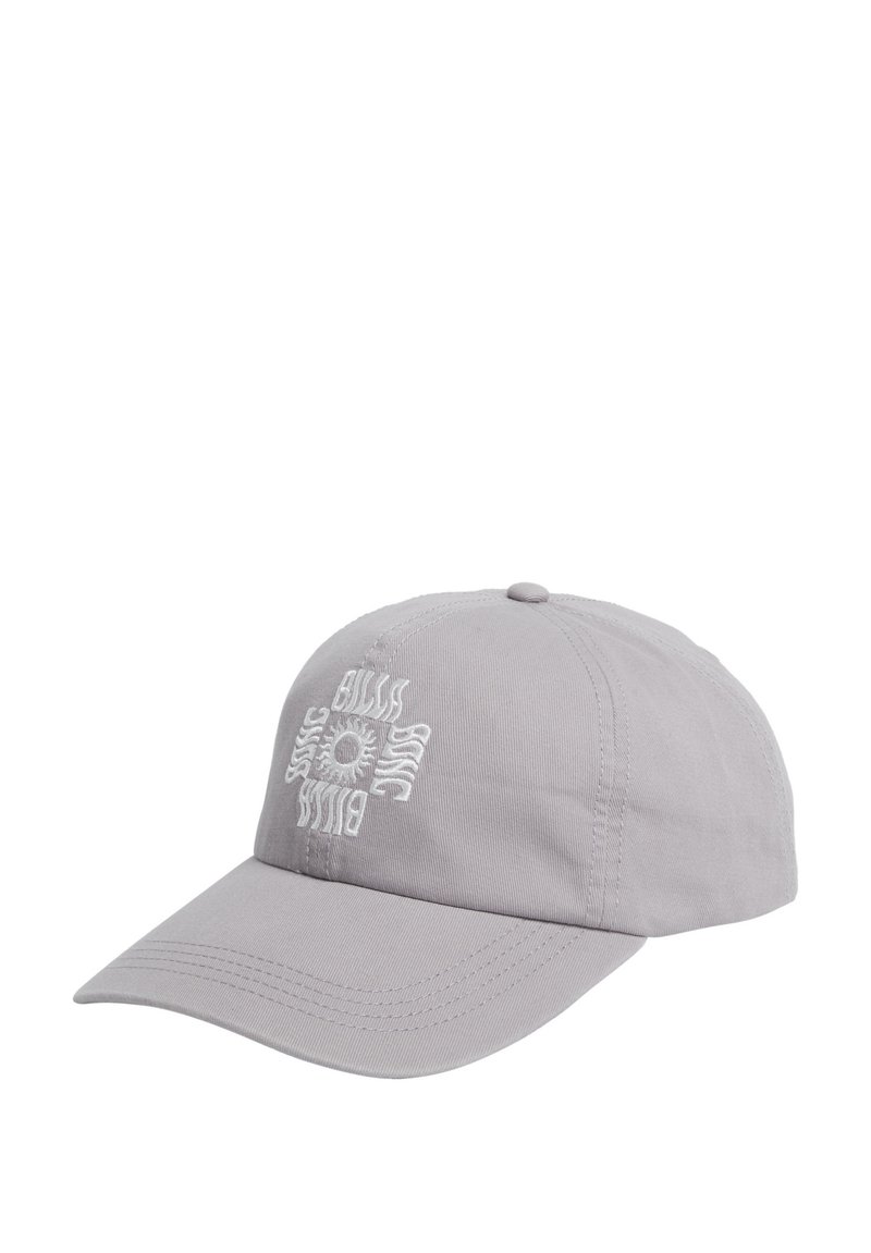 Gorra de béisbol de algodón gris con visera curva y diseño bordado similar a un sol en la parte frontal. Cuenta con una clásica correa ajustable en la parte posterior.