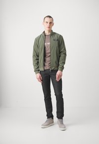 EA7 Emporio Armani JACKET - Bomberjacka - verde scuro