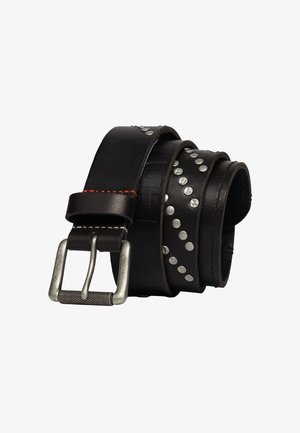 Zwarte leren riem met zilveren studs en accenten, voorzien van een metalen gesp en contrasterende rode stiksel. Kenmerkend gelaagd ontwerp.