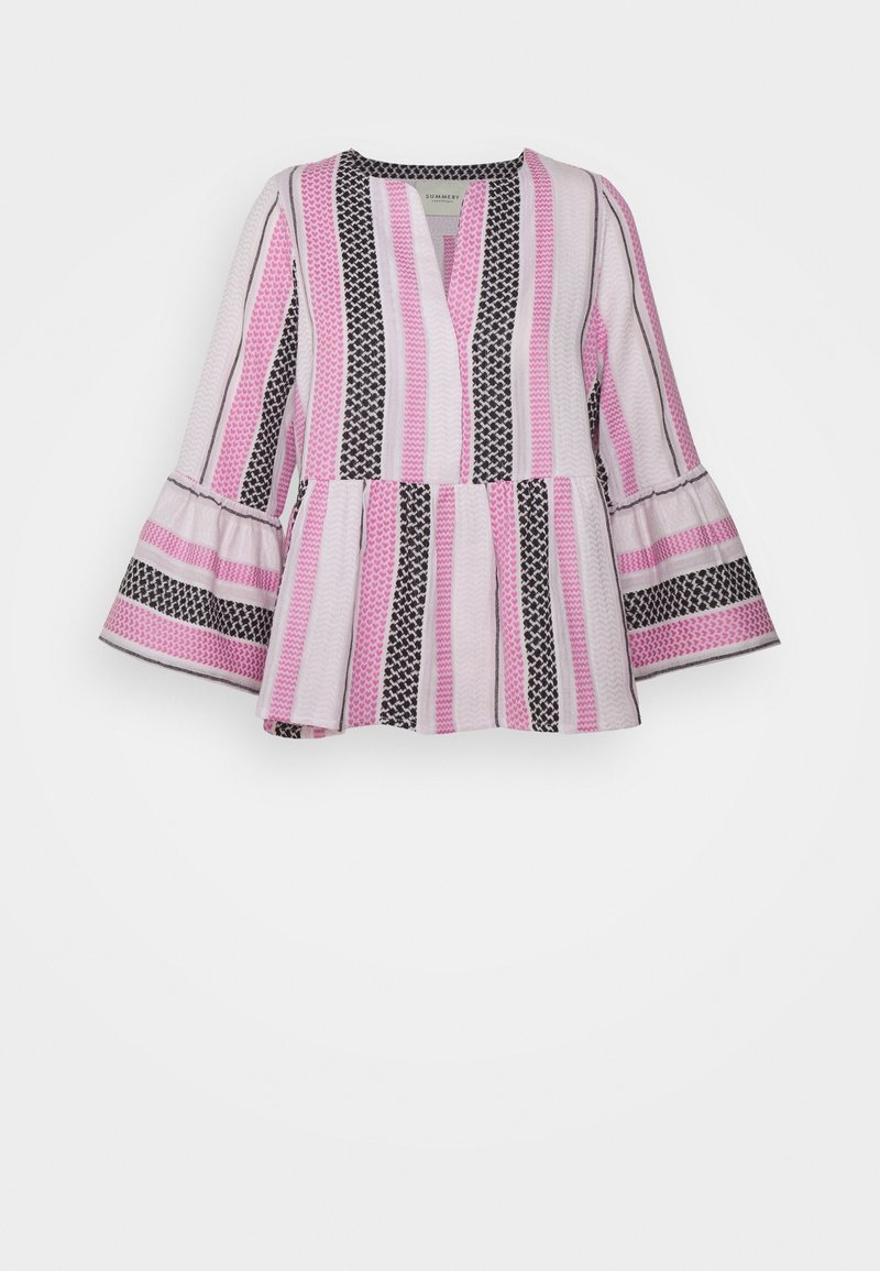 Blouse à manches longues avec des poignets évasés, rayures verticales rose, blanc et noir, et col en V.