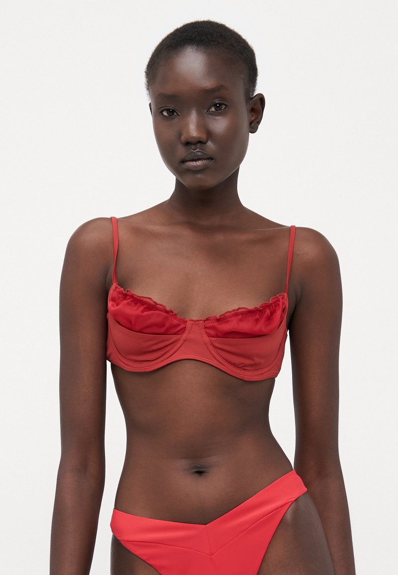 Top in bikini rosso con tessuto morbido, design con ferretto, bordi arricciati e spalline sottili regolabili, abbinato a un pantalone alto coordinato.
