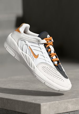 Nike SB VERTEBRAE - Sneakers basse - summit white/monarch/phantom dark smoke grey/sail