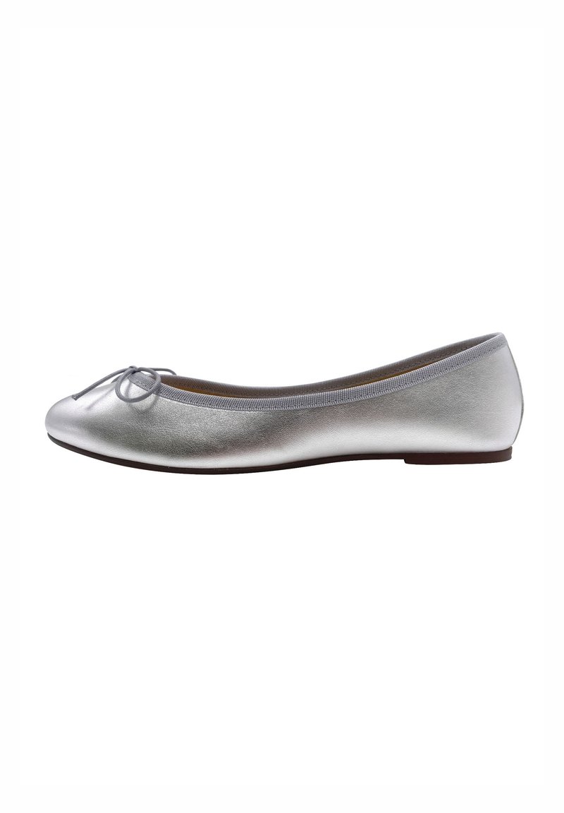 Chaussure ballerine plate argentée avec bout arrondi et petit nœud décoratif sur le dessus, semelle plate, côtés dégagés et finition métallique lisse.