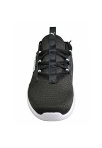 Scarpa sportiva nera con upper in rete, finitura testurizzata e suola in gomma bianca. Presenta una chiusura con lacci e un logo sul lato.