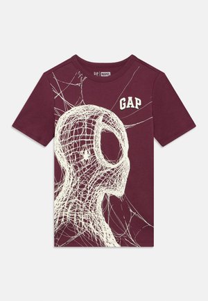 Bordo spalvos medvilninis marškinėlis su baltu voratinklio raštu ir grafiniu veidu. Ant krūtinės baltai užrašytas „GAP“ logotipas.