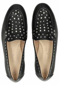 Schwarze Lederloafers mit einem gesteppten Design, elastischem Band über dem Obermaterial und glattem Innenfutter. Dezentes Branding im Inneren sichtbar.