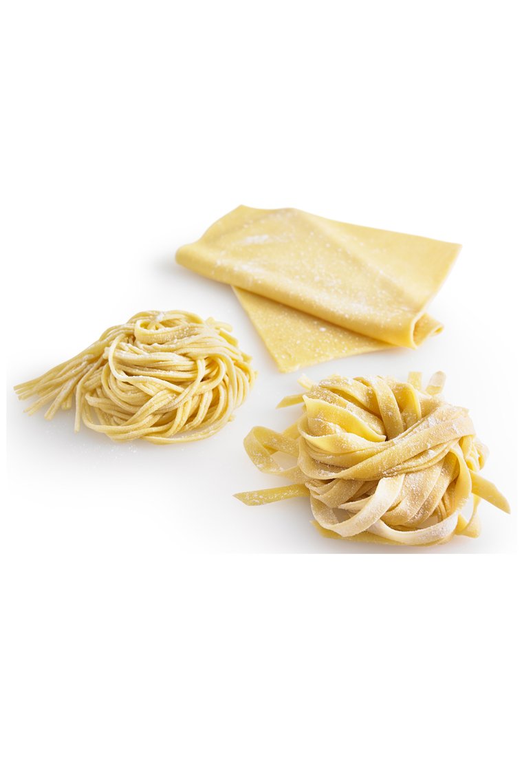 Fettuccine-Nudeln in drei Formen: ein Nest aus Strängen, ein lockeres Bundel und ein flaches Blatt, alle in einem blassen Gelbton mit einer Staubschicht aus Mehl.