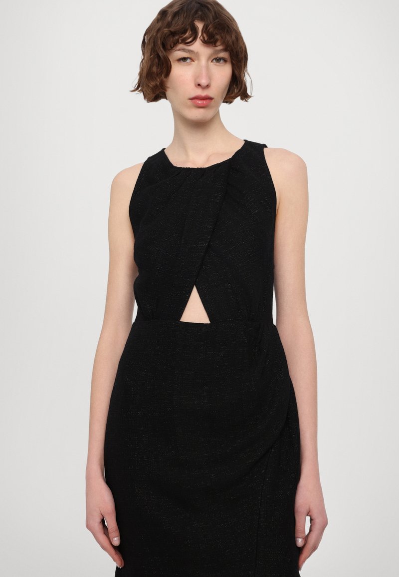 Czarna sukienka bez rękawów z fakturowanej tkaniny, z wycięciem z przodu i marszczeniem w talii. Gładka podszewka poprawia dopasowanie.