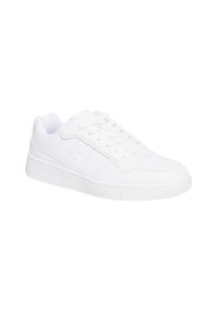 Scarpe sportive bianche con una parte superiore sintetica testurizzata, lacci piatti, dettagli perforati e suola in gomma con modelli di battistrada orizzontali.