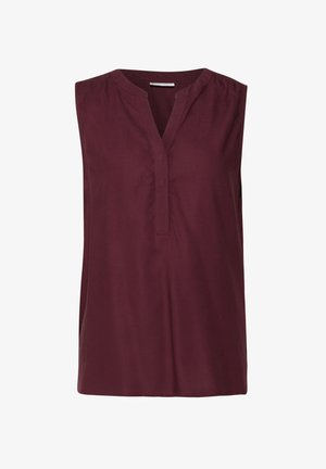 Blusa senza maniche color borgogna con scollatura a una tacca, texture morbida e leggera arricciatura alle spalle. Senza chiusure visibili o motivi.