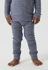 Ensemble thermique bleu et gris à motifs, composé d'un haut et d'un bas en tissu texturé, présentant des manches ajustées et des patchs aux genoux, avec des ourlets bruts.