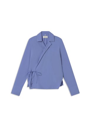 Lichtblauw wikkelshirt met lange mouwen, notch-kraag en zijstrikdetail. Gemaakt van een soepele stof met een rechte snit.