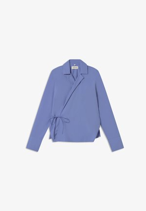 Lichtblauw wikkelshirt met lange mouwen, notch-kraag en zijstrikdetail. Gemaakt van een soepele stof met een rechte snit.