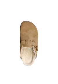 Zuecos de ante beige con un suave forro de piel blanca, que cuentan con dos correas ajustables en la parte superior y un diseño de punta cerrada.