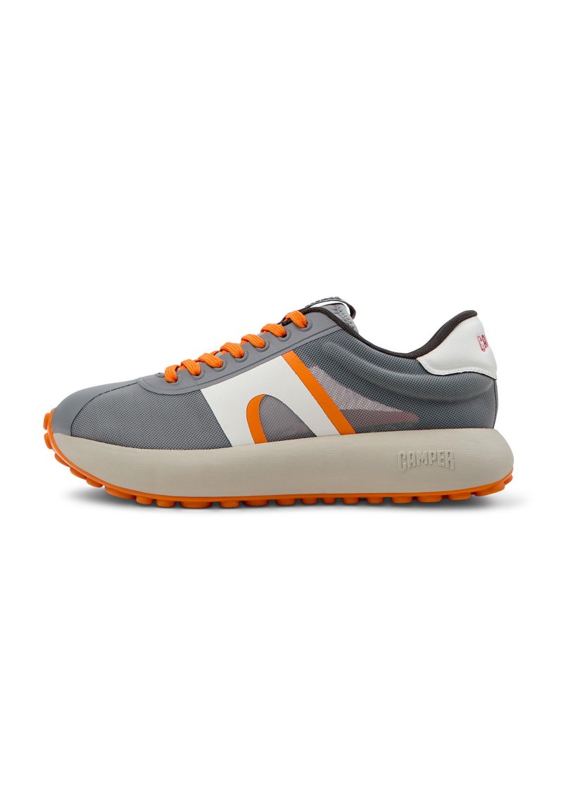 Scarpa sportiva grigia con accenti arancioni, caratterizzata da una parte superiore in rete, punta rotonda, suola intermedia spessa bianca e suola arancione chunky. Logo del marchio ben visibile sul tallone.