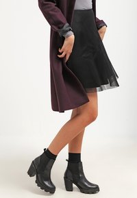Glamorous Gonna a campana - black