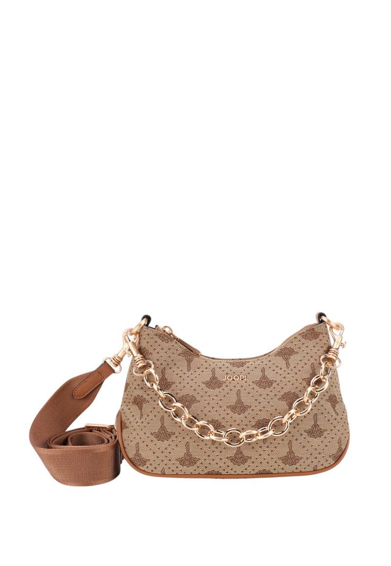Bolso de mano de color beige con un diseño estampado y acentos en cadena dorada, que presenta un diseño curvado y una correa de tela marrón desmontable. Logotipo visible en la parte frontal.