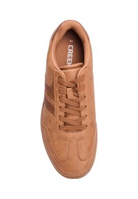 Zapatillas en tono marrón claro con textura suave, con puntera redonda, diseño de cordones y dos rayas marrón oscuro en el lateral. Suela de goma.