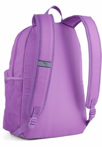 Violetti reppu, jossa on pehmustetut olkahihnat, verkkotasku ja harmaa logovaroitus. Valmistettu kestävästä kankaasta, jossa on puhdas ja sileä muotoilu.