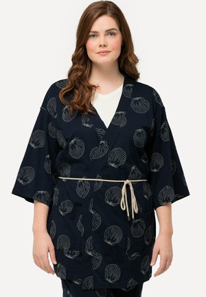 Námořnický kimono stylový přehoz s oversized rukávy, zdobený bílými vzory mušlí, stažený přírodním lanovým svahem a se dvěma předními kapsami.