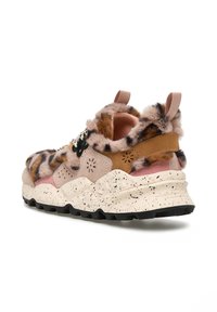 Sneaker peloso con stampa leopardata, accenti rosa e marroni. Suola intermedia beige chiaro maculata e suola in gomma nera. Due maniglie.