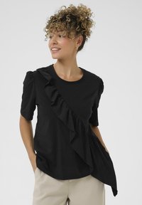 Sort t-shirt med korte ærmer, der har et diagonalt flæsedetalje på forsiden, en rund halsudskæring og en afslappet pasform. Blødt, glat stof.