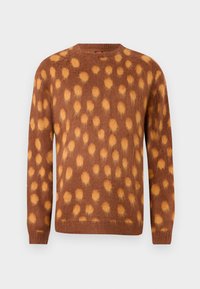 Bruine, fuzzy trui met oneffen oranje stippen, lange mouwen en een geribde ronde halslijn, manchet en zoom.