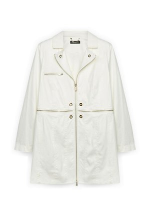 Valkoinen polvenpituinen takki, jossa pitkät hihat, edessä vetoketju, vetoketjullinen rintatasku ja metalliset silmukkakoristeet edessä ja vyötäröllä.