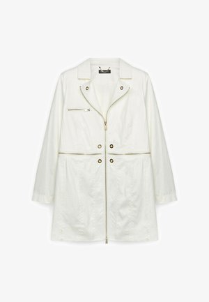 Jachetă albă până la genunchi cu mâneci lungi, fermoar frontal, buzunar cu fermoar pe piept și detalii metalice cu ochiuri pe față și talie.