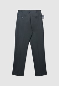 Schwarze, gerade geschnittene Hosen mit einem elastischen Bund, zwei hinteren Taschen mit Knöpfen und einer glatten Textur; keine sichtbaren vorderen Taschen.