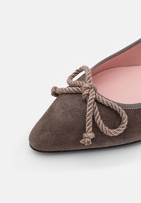 Pretty Ballerinas Klasické baleríny  - brown