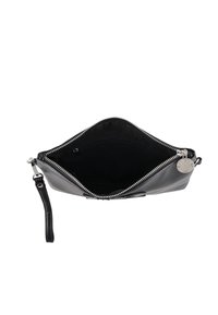 Borsetta clutch in pelle nera con chiusura a zip, cinturino da polso e accessori in argento. Interno foderato con materiale nero uniforme.