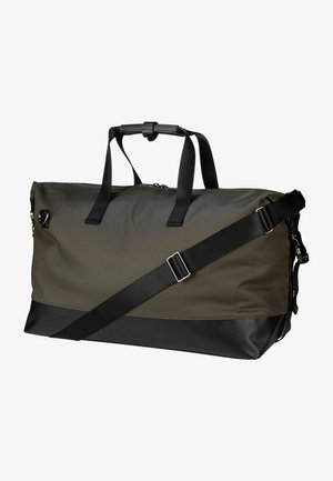 Sac de sport vert olive avec des accents noirs, fabriqué en tissu durable. Il dispose de deux poignées, d'une bandoulière réglable et d'une fermeture éclair.