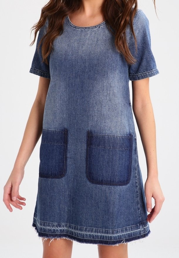 Robe en denim à manches courtes, dégradé du bleu clair au bleu foncé, deux poches avant, ourlet brut et encolure ronde.