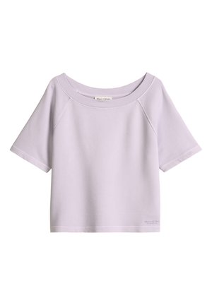 Jasnofioletowa bluza z krótkim rękawem, z szerokim okrągłym dekoltem oraz małą metką "Marc O'Polo" przy dolnym brzegu i wewnątrz kołnierza.