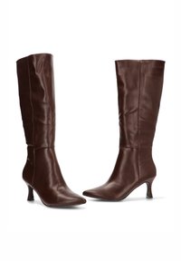 Botas de cuero marrón hasta la rodilla con punta afilada y tacón delgado. Textura suave con un caño ajustado y detalles de diseño mínimos.