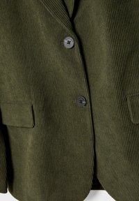 Olivengrøn corduroy blazer med en struktureret overflade, der har to forlommer og en sort knaplukning.
